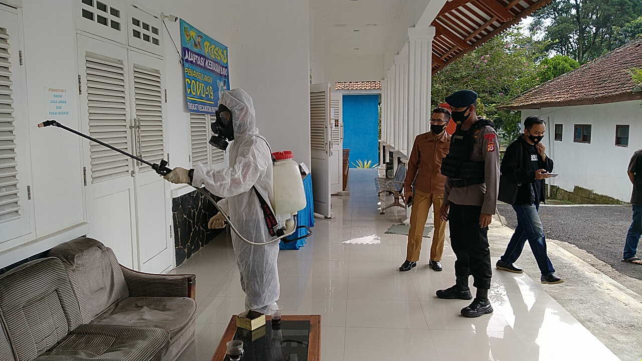 Tim Patroli Covid-19 Brimob Jabar Semprotkan Disinfektan Di Pacet Cianjur