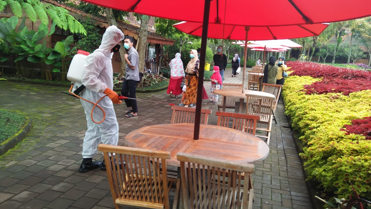 Brimob Jabar Terjun Langsung Untuk Mensterilkan Wisata Floating Market Lembang