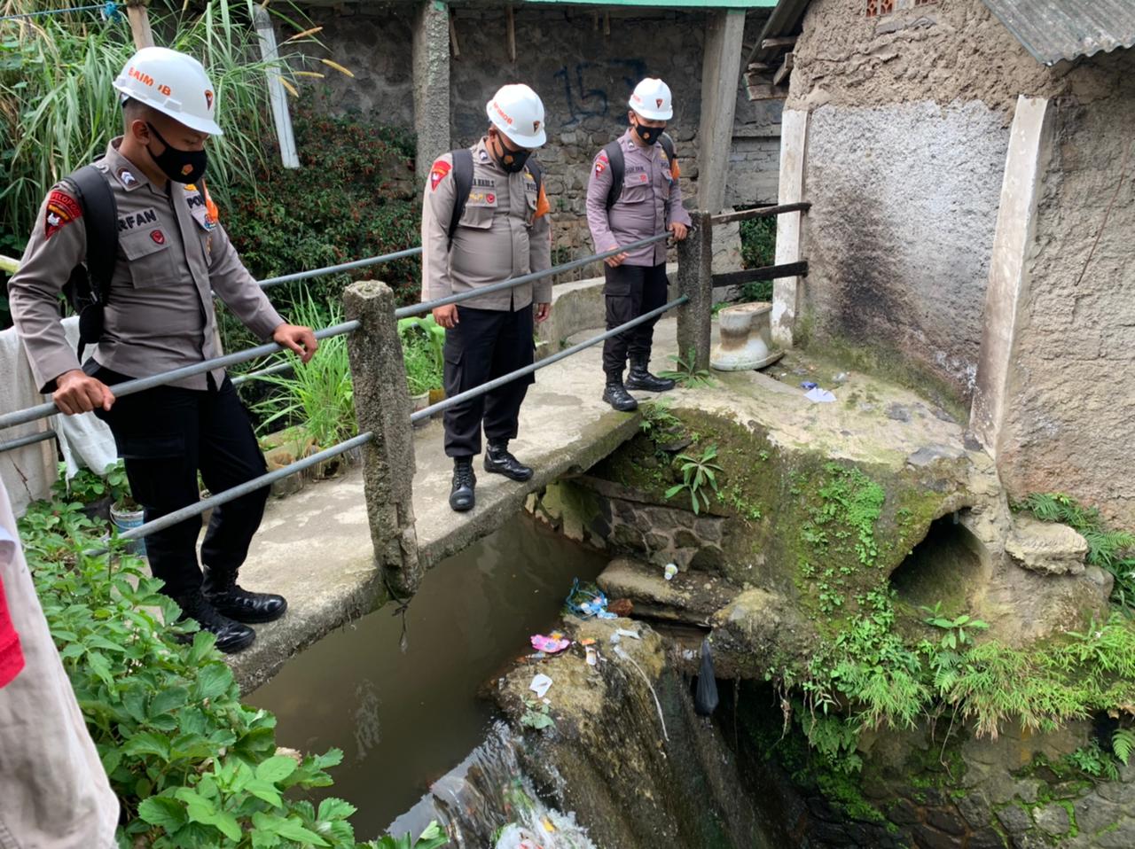 Pasca Hujan Deras Wilayah Cianjur, Tim SAR Brimob Jabar Lakukan Patroli Ke Sungai-Sungai