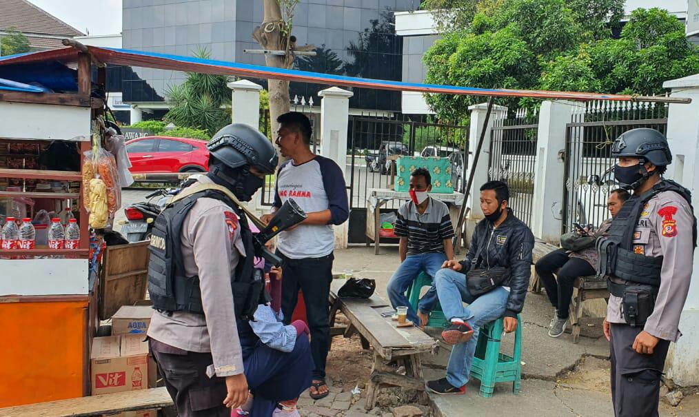 Brimob Polda Jabar Himbau Prokes Kepada PKL Di Depan Kantor KPUD Karawang