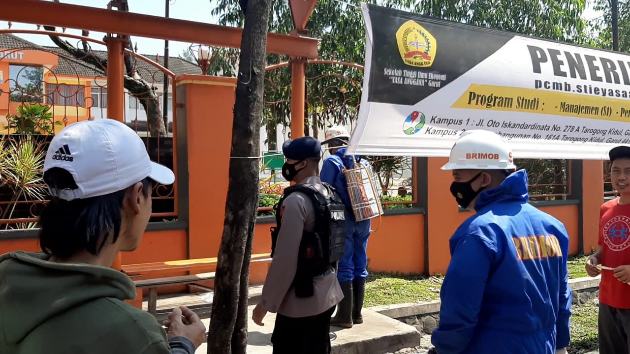Ruang Publik Jadi sasaran Penyemprotan Disinfektan Brimob Jabar di Kab. Garut
