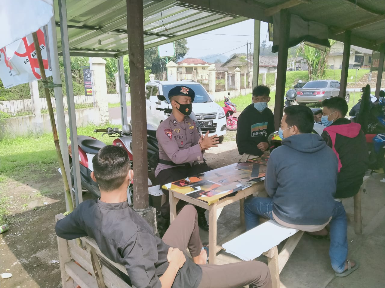 Brimob Jabar Berikan Edukasi Protokol Kesehatan Kepada Masyarakat Desa Gadog