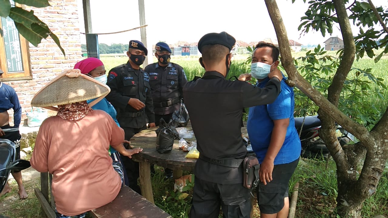 Brimob Jabar Sosialisasi Protokol Kesehatan Bagikan Masker Kepada Petani di Ladang