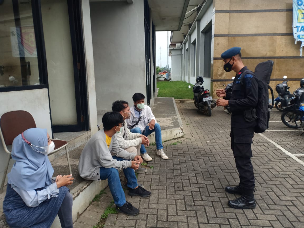 Personil Brimob Jabar Ingatkan Masyarakat Untuk Selalu Mentaati Protokol Kesehatan