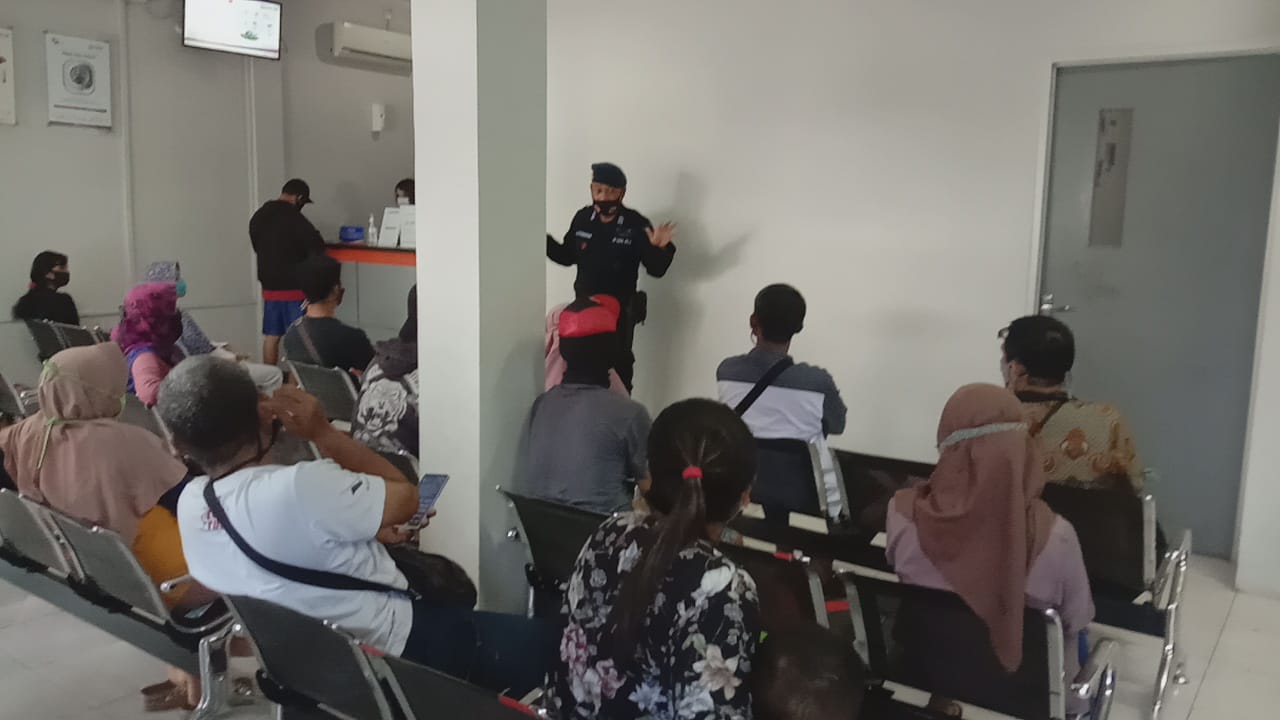 Personil Brimob Jabar Sosialisasi Prokes Kepada Nasabah Bank BRI Kenanga Sumber Cirebon