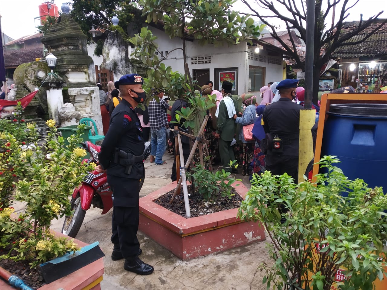 Brimob Jabar Cek Penerapan Prokes Di Kawasan Wisata Religi Makam Sunan Gunung Jati