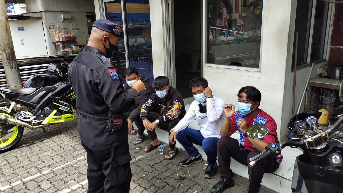 Brimob Jabar Himbau Masyarakat Sumedang Terapkan Protokol Kesehatan 