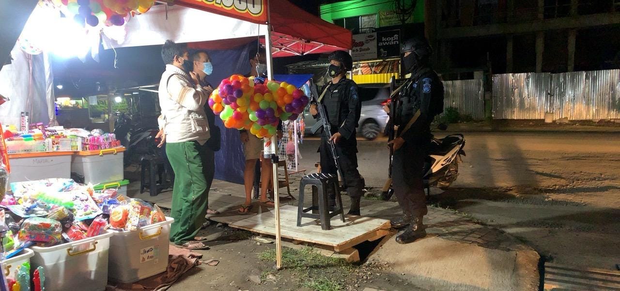 Brimob Jabar Himbau Warga Selalu Pedomani Prokes Ditengah Berlakunya PPKM Mikro
