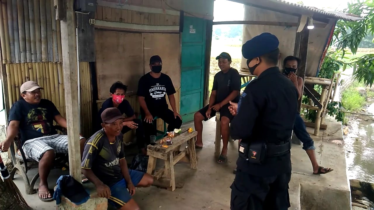 Brimob Jabar Lakukan Patroli Sambang Himbauan Pencegahan Covid 19 Di Cirebon Girang