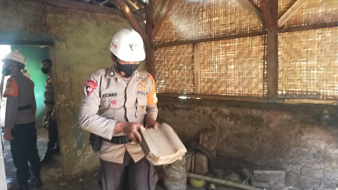 Kerja Bakti Bedah Rumah Tidak Layak Huni Di Kampung Tangguh Binaan Satbrimob Polda Jabar