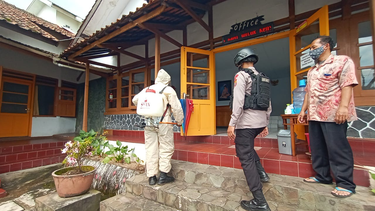 Hotel Sekitar Cianjur Jadi Sasaran Penyemprotan Disinfektan Anggota Brimob Jabar