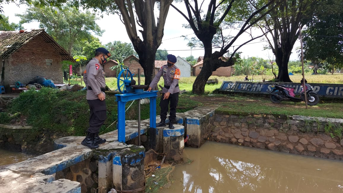 Curah Hujan Tinggi, Tim SAR Brimob Jabar Cek Kontrol Debit Air Dan Kondisi Sungai
