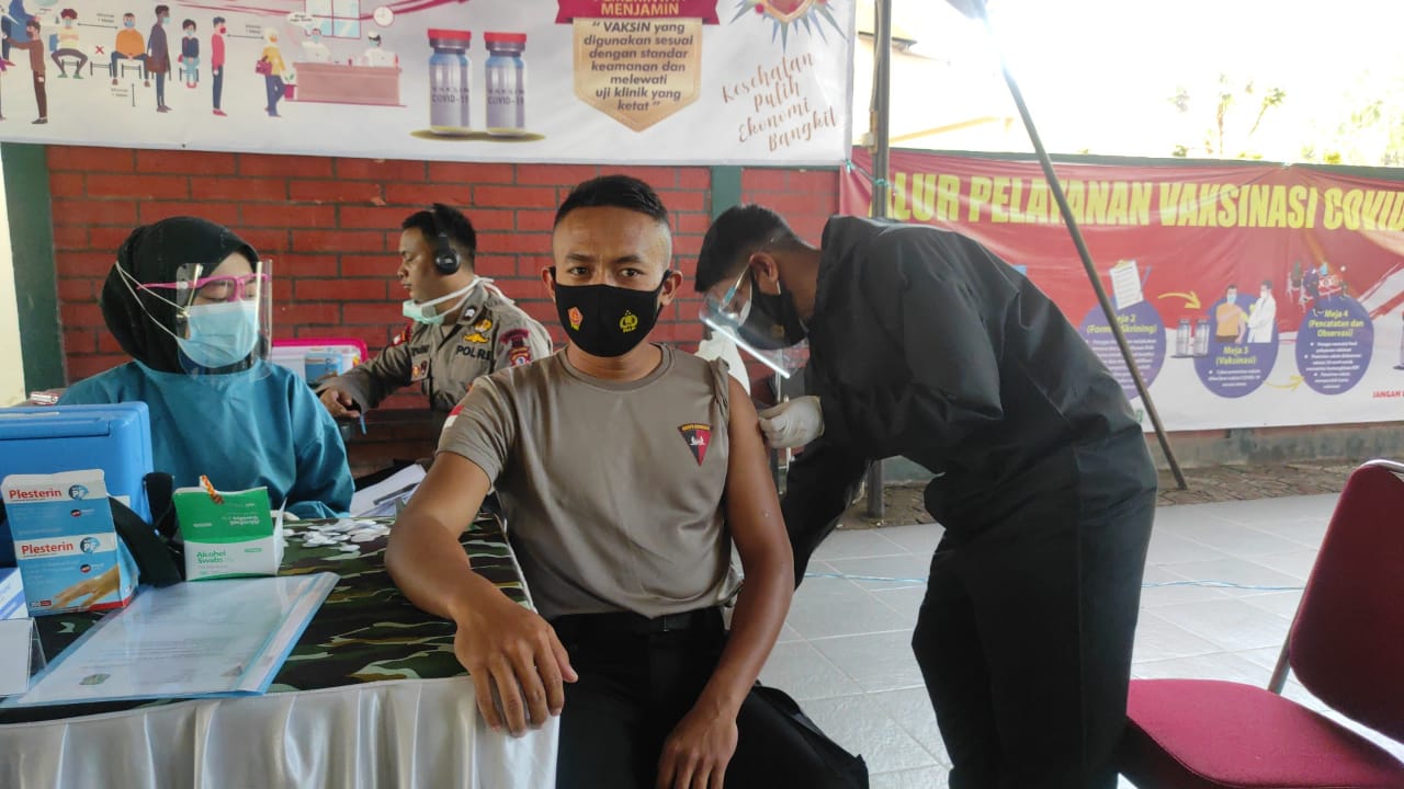 Brimob Garut Ikuti Vaksinasi Tahap 2 di Mako Sat Brimob Polda Jawa Barat