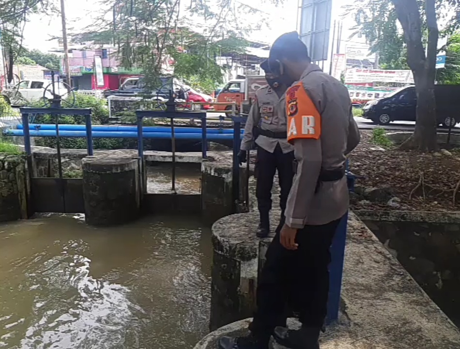 Bhakti Brimob Tanggap Banjir Cek Debit Air Di Pintu Air Jetis Cirebon