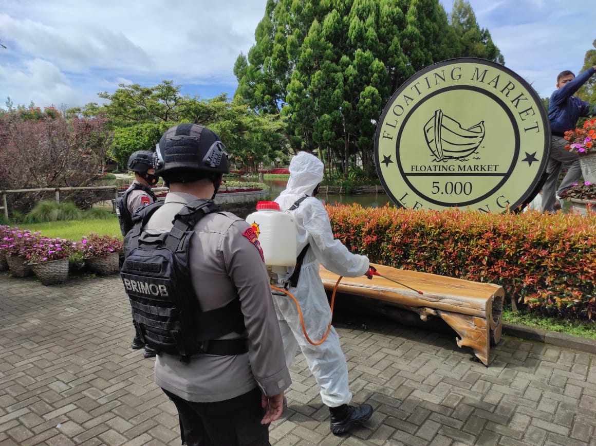 Brimob Jabar Terjun Ke Tengah Masyarakat Laksanakan Penyemprotan Disinfektan