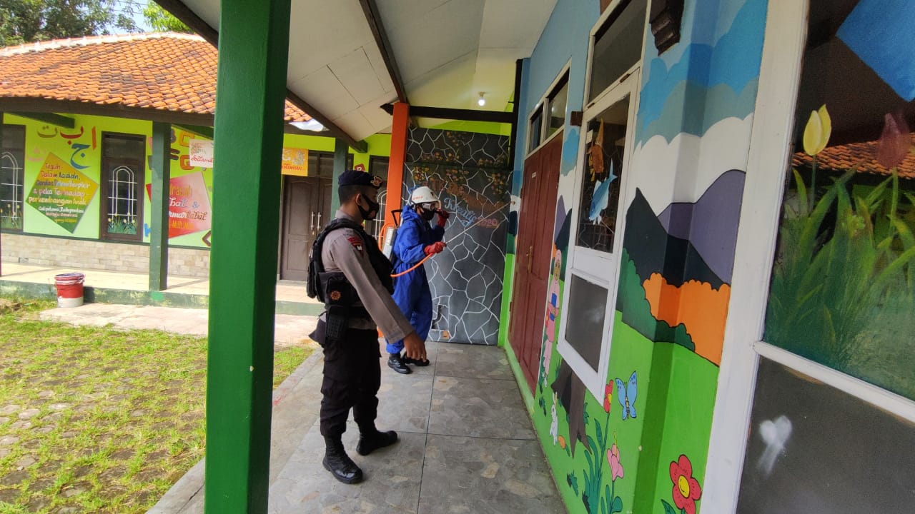 Cegah Penyebaran Virus Corona, Personil Brimob Jabar Semprotkan Disinfektan Di Tk Al Muslimin