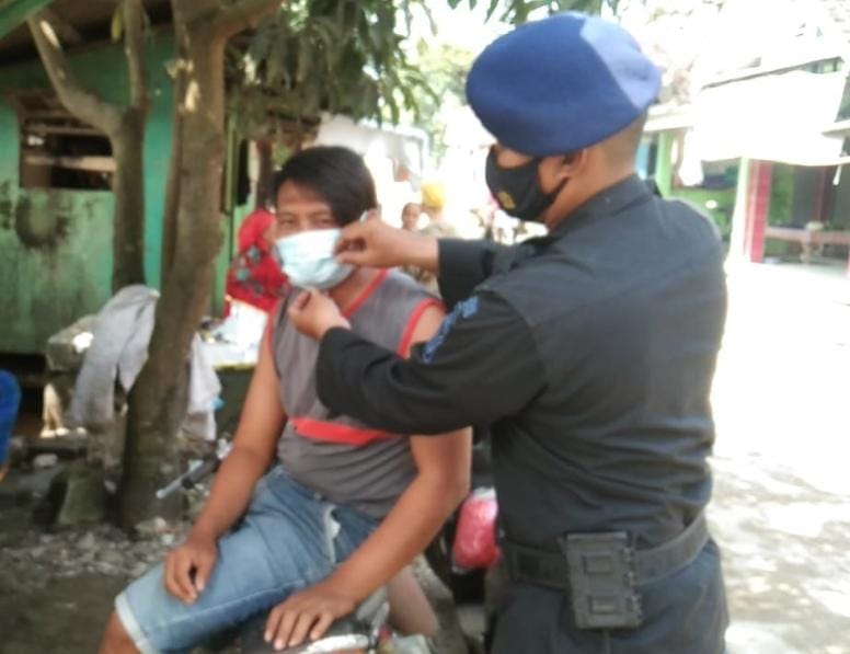 Peduli Kesehatan, Brimob Polda Jabar Bagikan Masker Gratis Kepada Warga Gempol