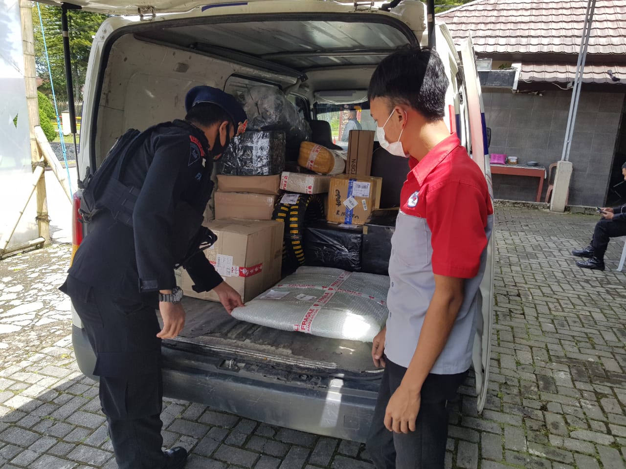Pengecekan Kendaraan Yang Memasuki Mako Oleh Piket Jaga