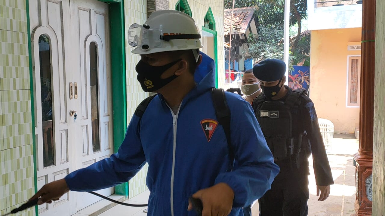 Persempit Gerak Virus Corona, Brimob Jabar Kembali Semprotkan Disinfektan Ke Tempat Ibadah
