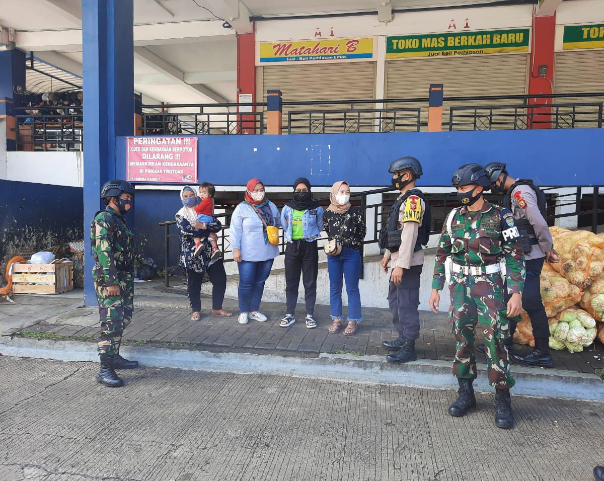 Brimob Jabar Bersama TNI Patroli Prokes Ke Pasar Panorama Lembang