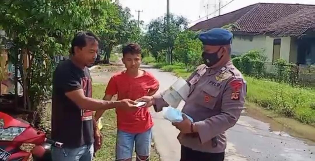Brimob Jabar Bagikan Masker Gratis Kepada Masyarakat Di Jalan