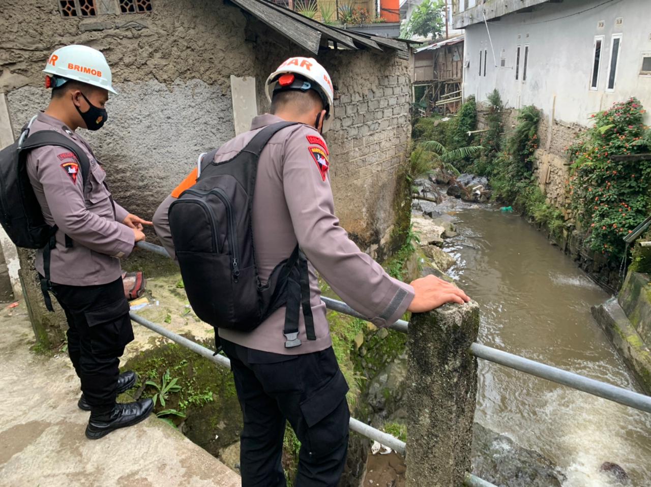 Tim Patroli SAR Brimob Jabar Lakukan Pengecekan Debit Air Sungai Wilayah Cipanas