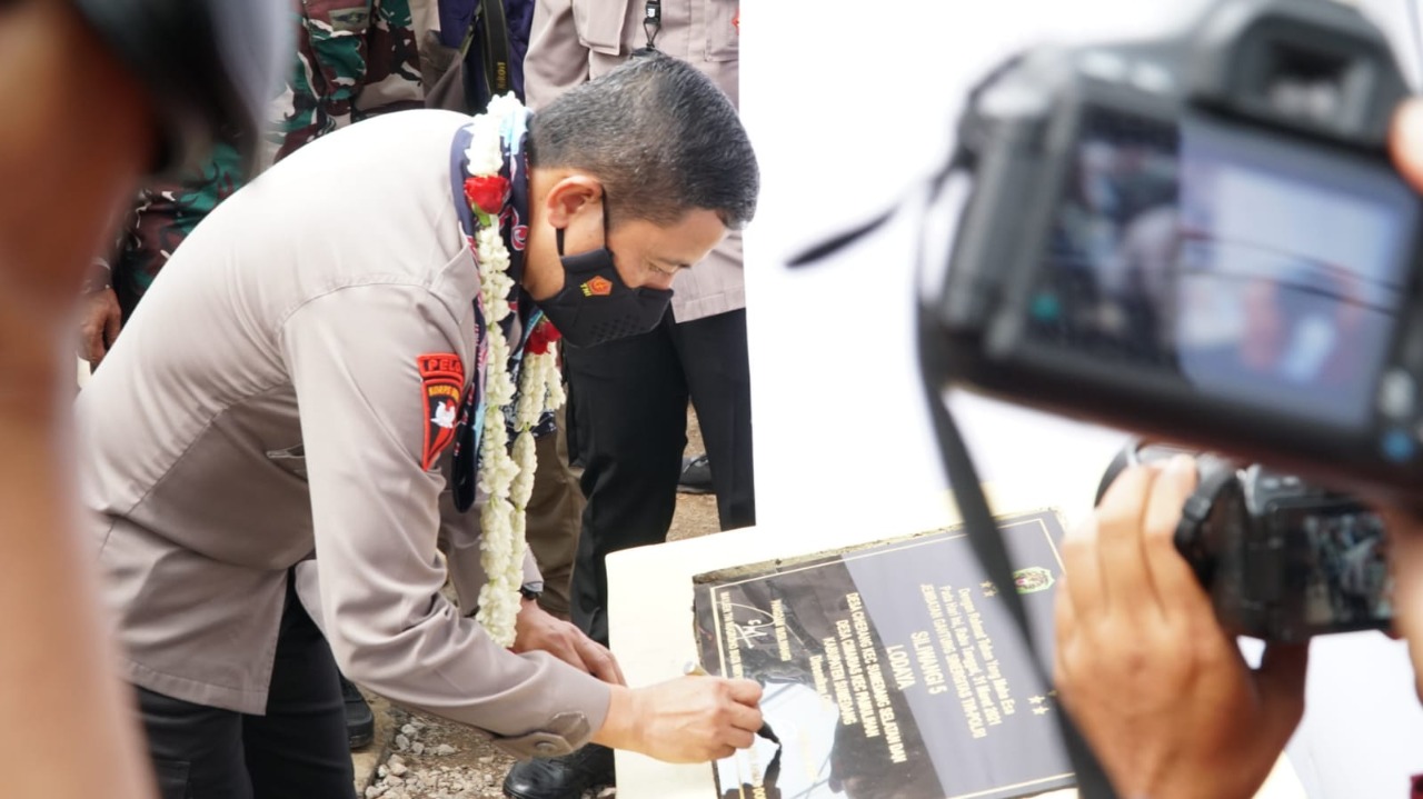 Dansat Brimob Dampingi Kapolda Jabar Hadiri Peresmian Jembatan Gantung Wilayah Sumedang