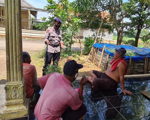 Dengan Semangat, Brimob Polda Jabar Sampaikan Prokes Kepada Warga Desa Lor