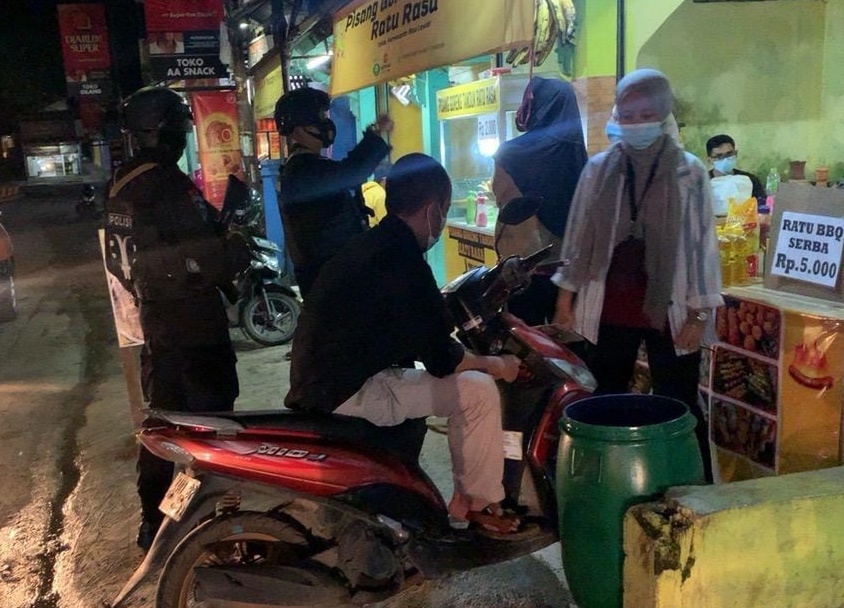 Patroli Malam Brimob Jabar, Ingatkan Remaja Agar Terapkan Prokes Ketika Keluar Rumah