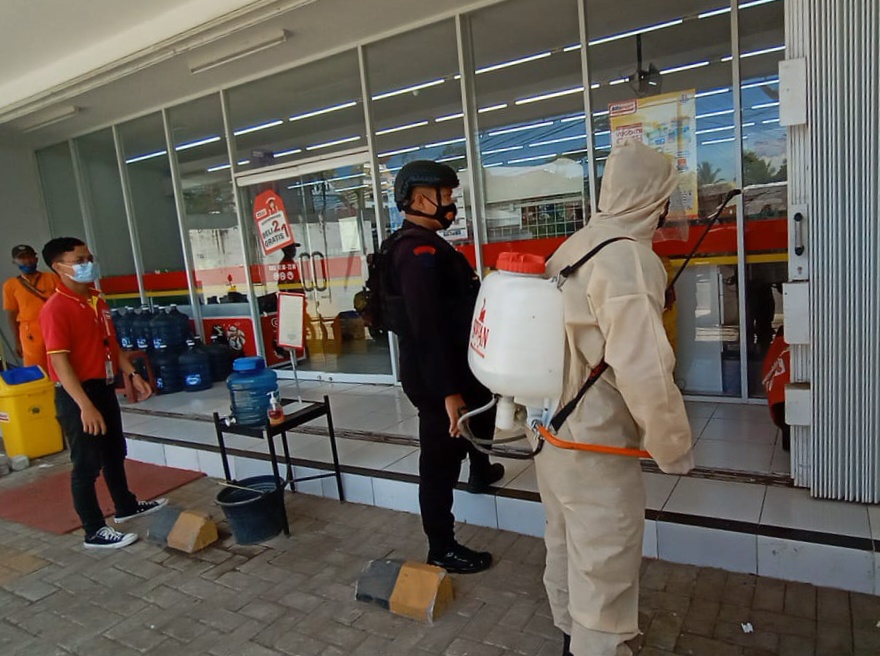 Pencegahan Covid 19, Anggota Brimob Cipanas Lakukan Penyemprotan Disinfektan Di Minimarket