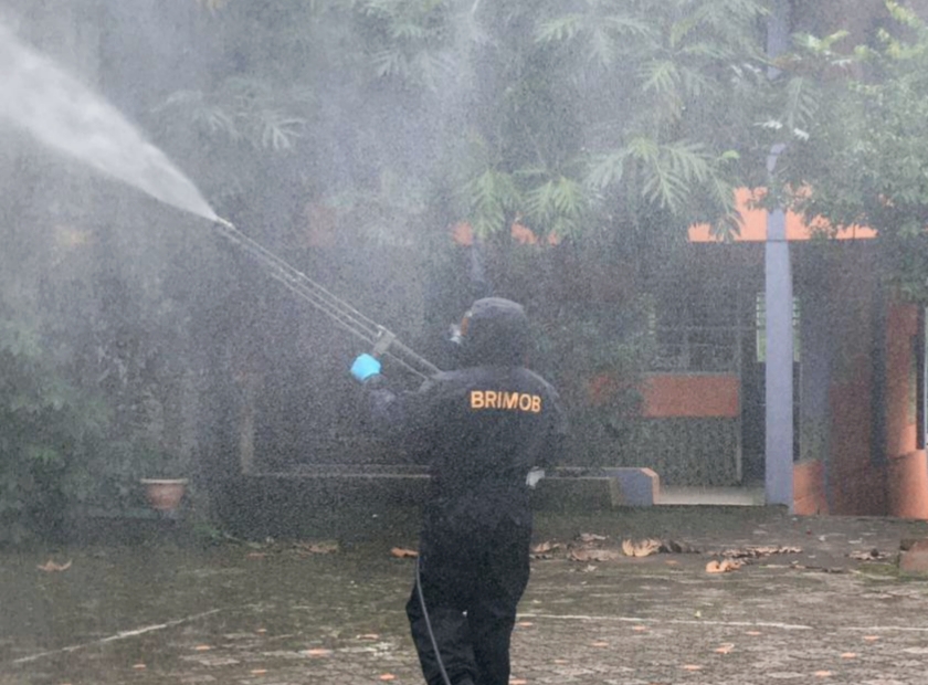 Kali Ini Tim KBR Brimob Polda Jabar Semprotkan Disinfektan Ke SDN Cibeusi