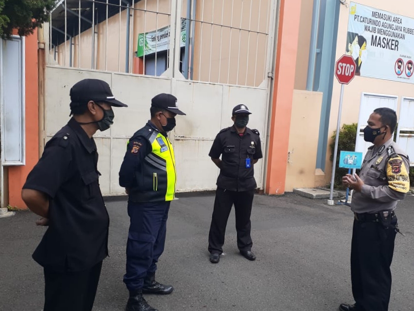 Bhabinkamtibmas Pakemitan Polsek Cinambo Berikan Himbauan Kamtibmas  Kepada Satpam 