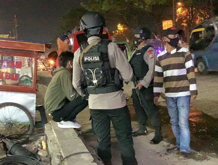 Brimob Polda Jabar Ajak Warga Cileunyi Memutus Mata Rantai Covid-19