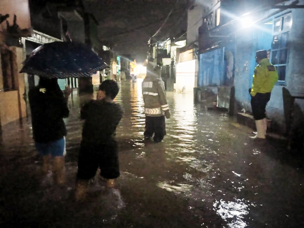 Polresta Bandung Polda Jabar Pantau Banjir Yang Merendam Pemukiman Warga