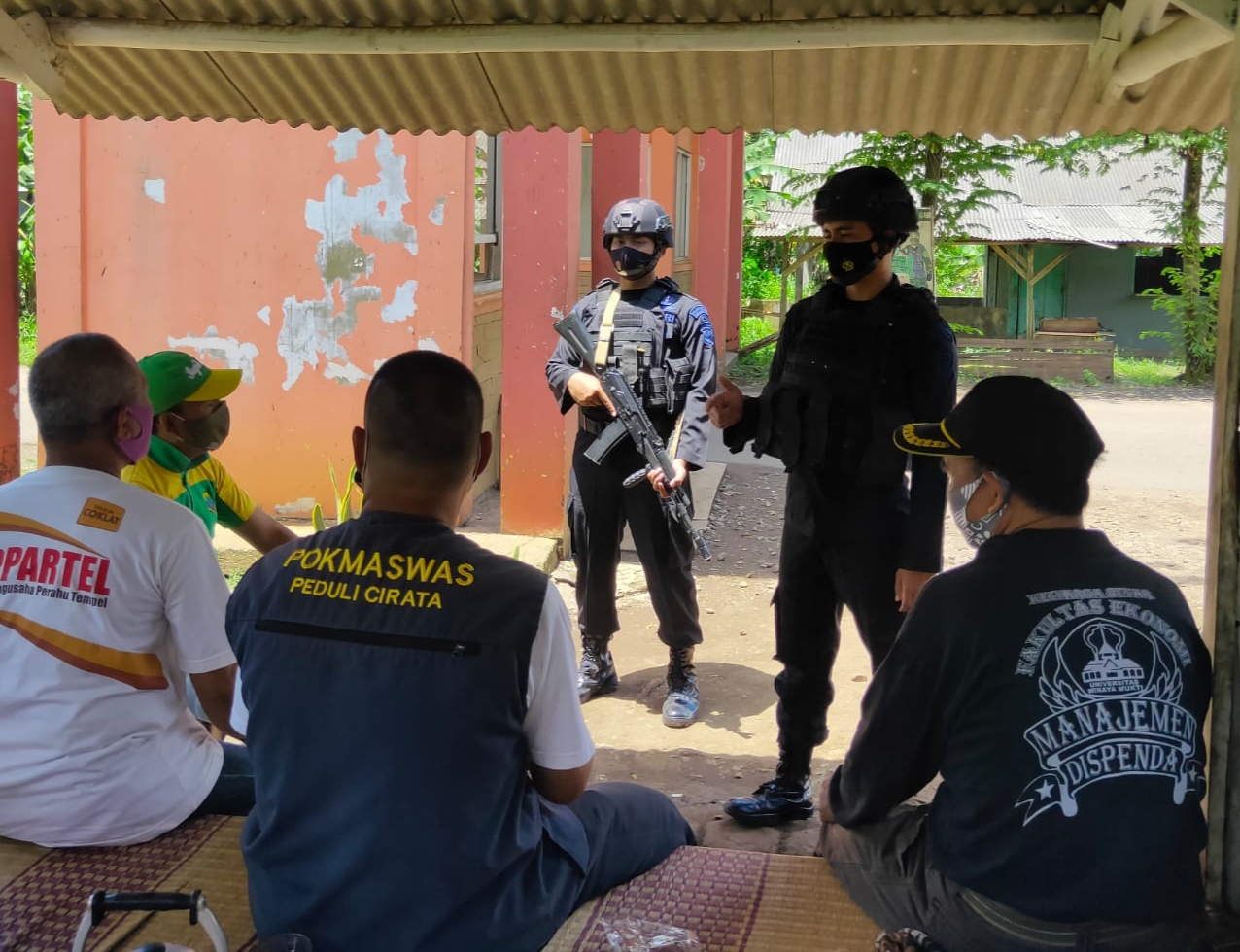 Anggota Brimob Jabar Ingatkan Warga Yang Lalai Protokol Kesehatan