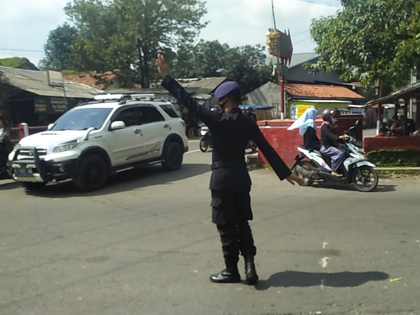 Pelayanan Prima Kepolisian Kepada Masyarakat, Personil Satbrimob Jabar Gatur Lalin Pagi 