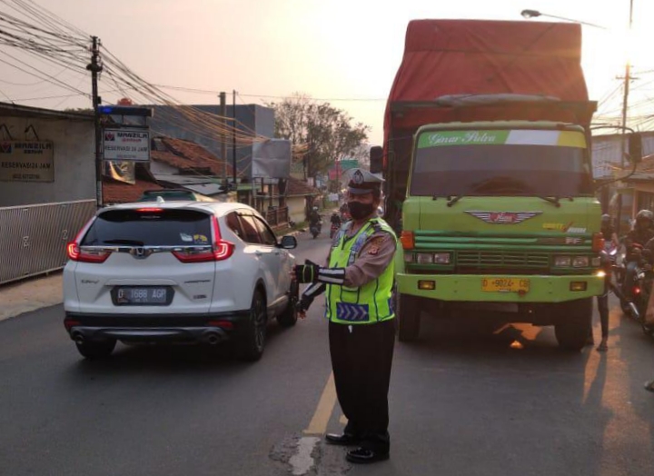 Kesigapan Anggota Polrestabes Bandung Bantu Evakuasi Truck Mogok Di Jalan AH. Nasution