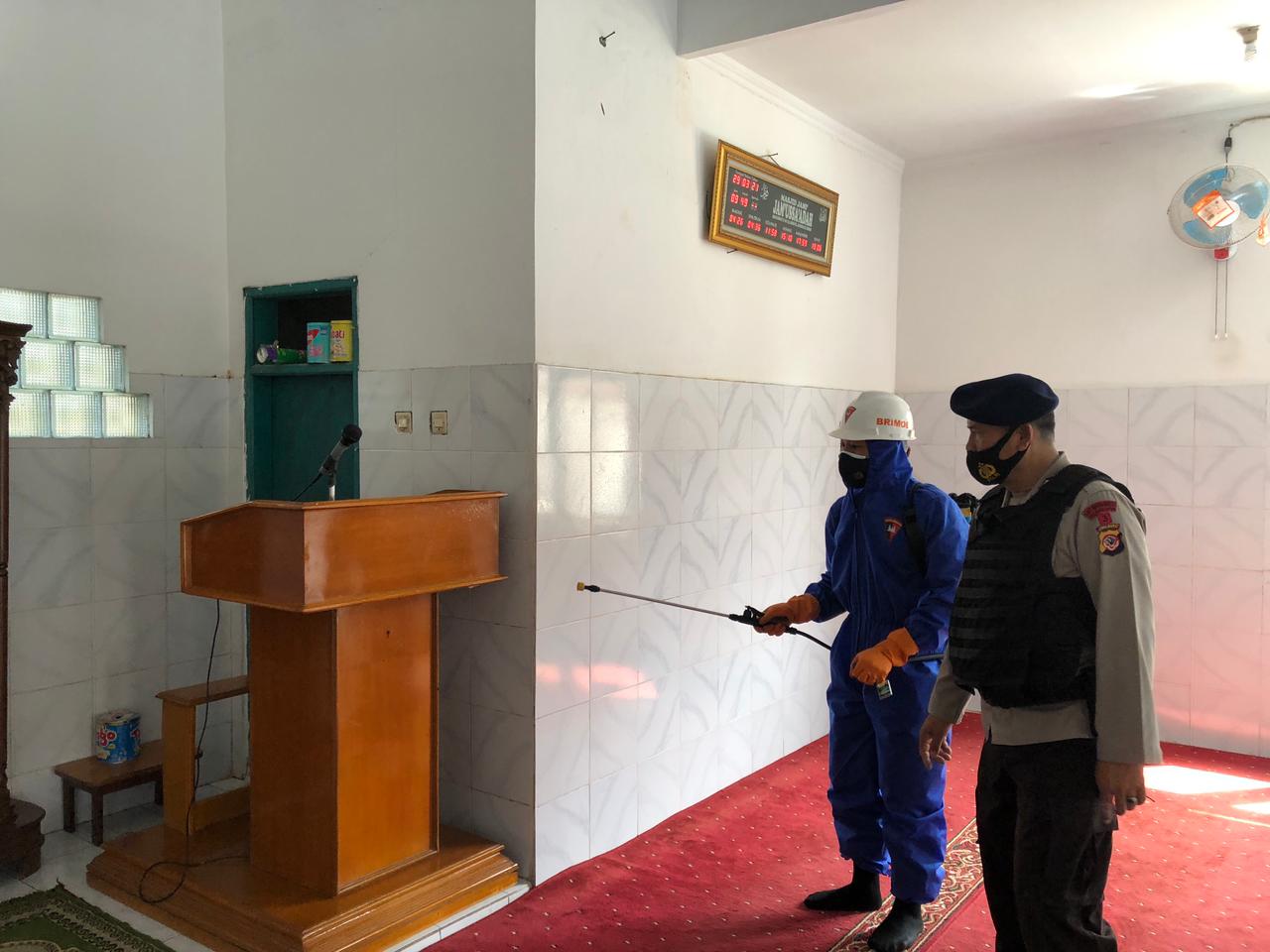 Brimob Jabar Lakukan Penyemprotan Disinfektan Guna Mempersempit Ruang Gerak Virus Corona