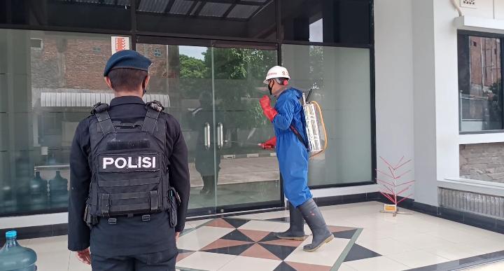 Penyemprotan Disinfektan Brimob Jabar di Pabrik Coklat Kabupaten Garut