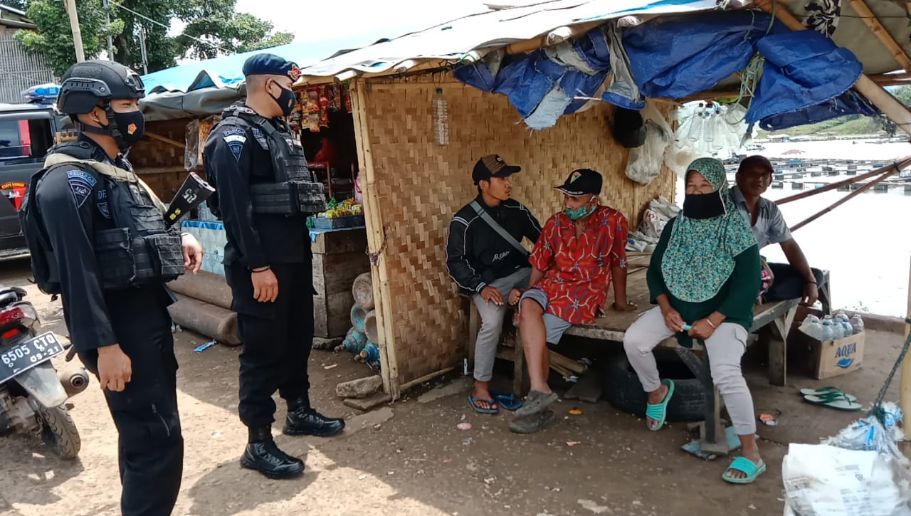 Brimob Jabar Berikan Himbauan Protokol Kesehatan Covid-19 Kepada Masyarakat Di Kampung Jangari