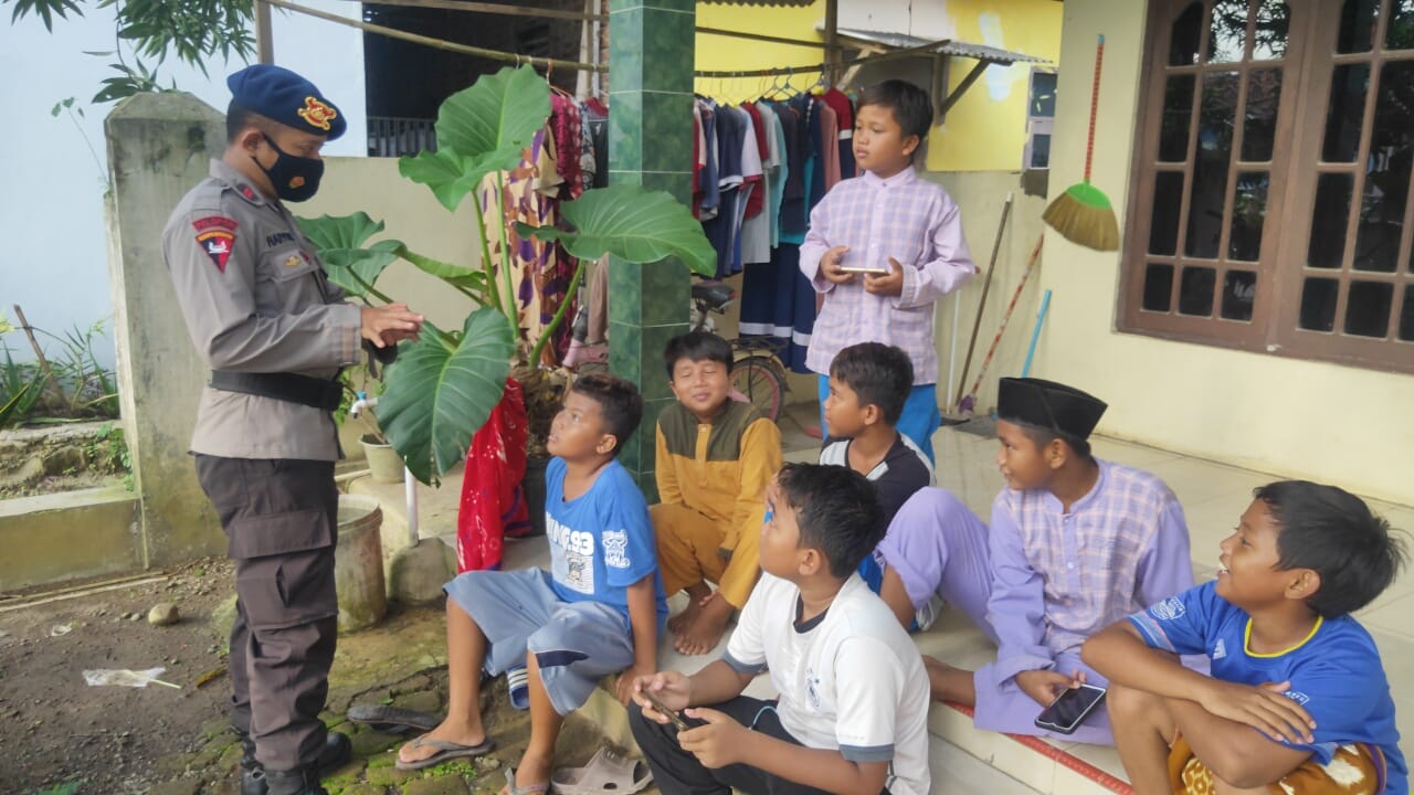 Brimob Jabar Berikan Edukasi Tentang Protokol Kesehatan Kepada Anak-anak Gempol