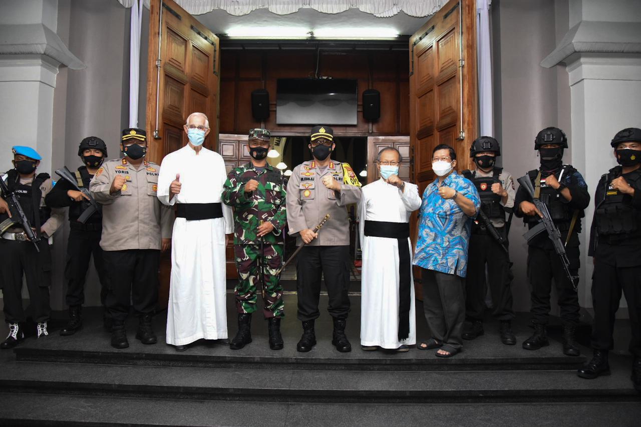Kapolrestabes Bandung Bersama Dandimtabes 0618/BS  Kontrol Gereja Katedral 