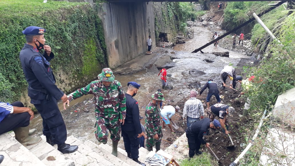 Kerja Bakti Bersihkan Sungai, Wujud Sinergitas Brimob Jabar, TNI Dan Masyarakat