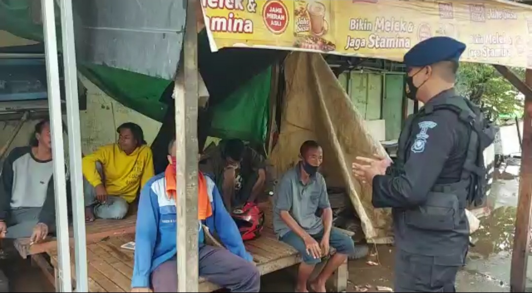 Dimasa Pandemi Covid-19, Brimob Jabar Terus Berikan Himbauan Prokes Kepada Warga Desa Ciwangi