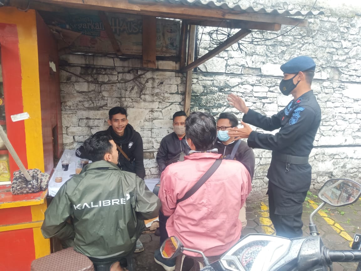 Brimob Jabar Kembali Patroli Prokes Kepada Warga Bandung