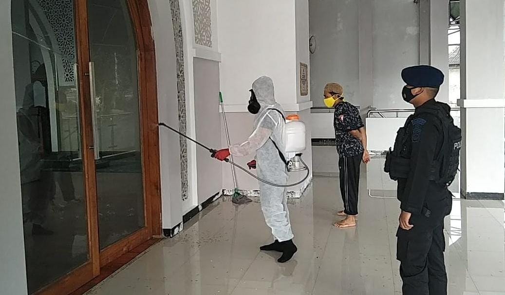Patroli Brimob Jabar Kembali Semprotkan Disinfektan Ke Tempat Ibadah