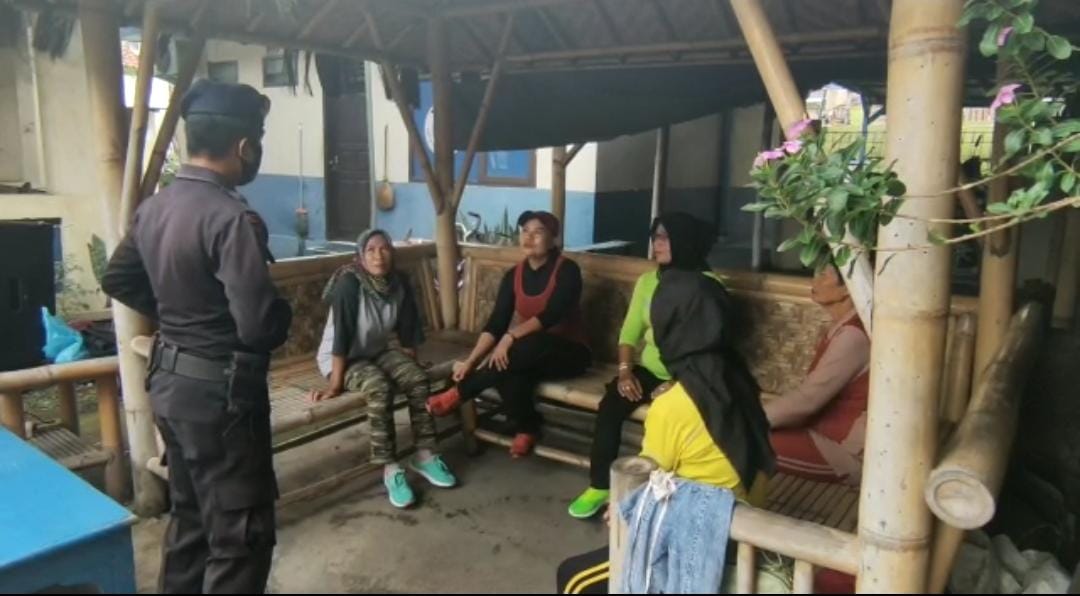Patroli Brimob Jabar Kembali Sambangi Warga Kota Cirebon Sampaikan Prokes