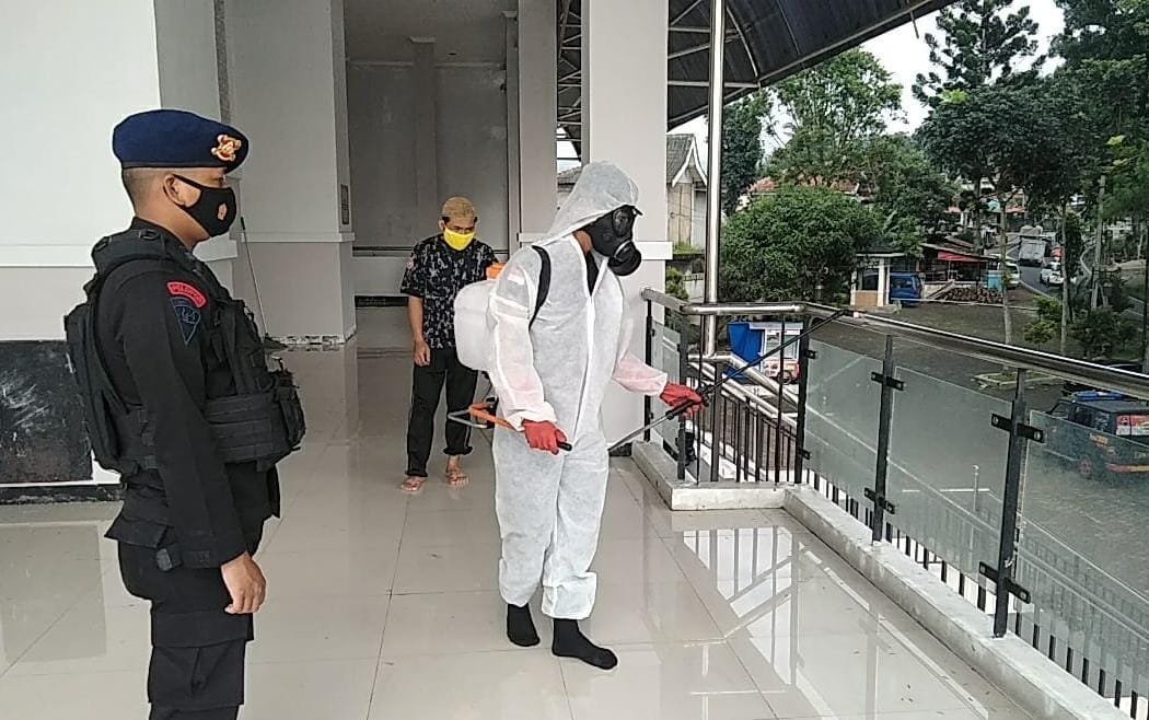 Tim Patroli Covid-19 Brimob Jabar Semprotkan Cairan Disinfektan Di Lingkungan Tempat Ibadah