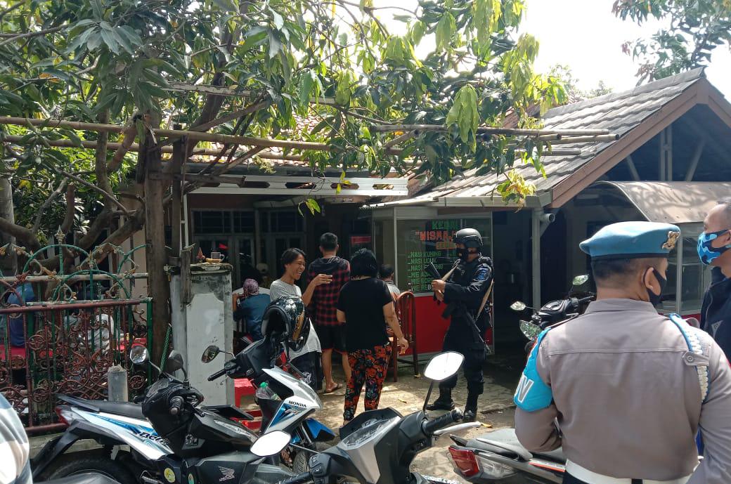 Personil Brimob Jabar Dampingi Pertamina Sosialisasi Kepada Masyarakat Terdampak Pasca Ledakan 