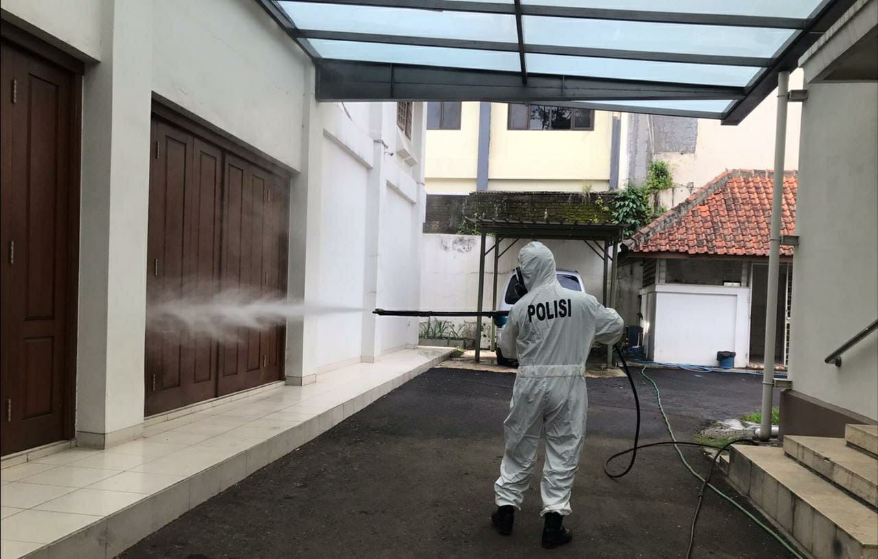 Gegana Polda Jabar Laksanakan Penyemprotan Disinfektan di Kota Bandung